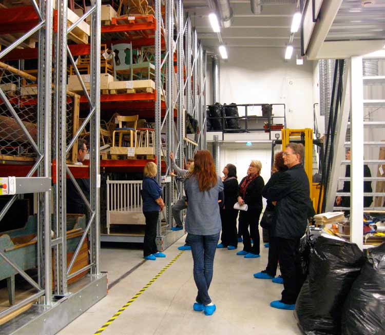 Esinekokoelmayksikkö tutustui kehittymispäivänään Jyväskylän museoiden kokoelmakeskukseen, jossa olosuhdesäätely on toteutettu uusimman talotekniikan mukaisesti.
