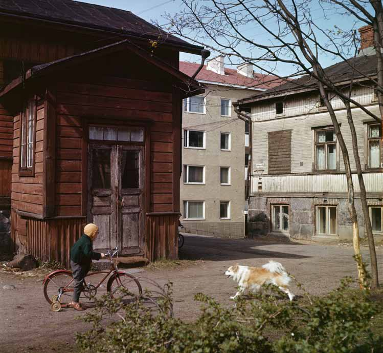 Kokoelmiin saatiin muun muassa värikuvia Vellamonkatu 5:n pihalta 1950-luvun Hermannista. Samlingarna utökades med bland annat färgfotografier från gården på Vellamogatan 5 i 1950-talets Hermanstad.
