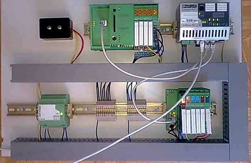 5 PROFINET-LAITTEISTON KÄYTTÖÖNOTTO Työn lähtökohtana oli Phoenix Contact OY:lta hankittu Profinet Starter Kit. Phoenix Contact on sähköisen liitäntätekniikan ja automaatioteknologian toimittaja.