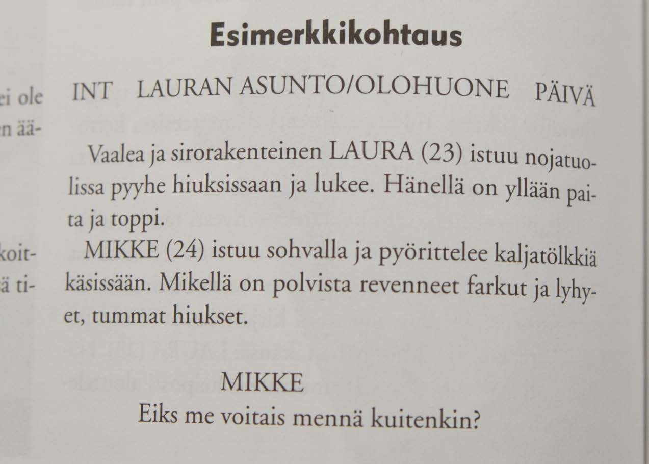 10 KUVA 4. Osa kohtausta perusformaatissa/yksipalstaisena (Leino 2003, 94) Käsikirjoituksen kohtaukset koostuvat kohtausotsikosta, parenteesista ja dialogista.