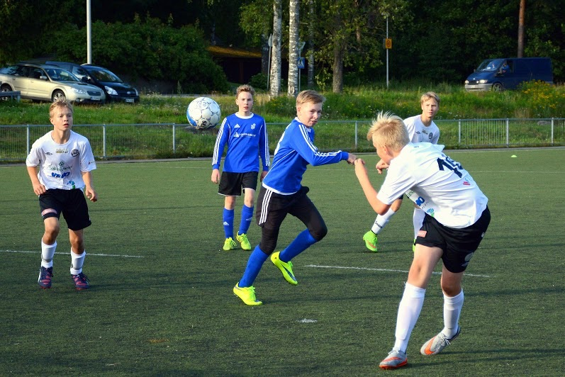 FC Haka D13 Valkoinen kaatoi PJK:n Mikko Laakson maalilla. Mikko yrittää pukata. Kalle ja Timi varmistavat. FC Haka D13 Valkoinen voitolla PJK:sta.