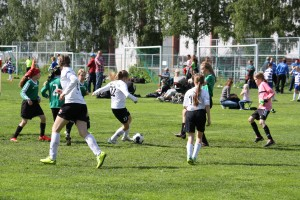 Lauantaina oli vuorossa yksi peli ja sen jälkeen suuntasivat tytöt kohti Särkänniemen huvipuiston pyörteitä. Siitäkö innostuneena?