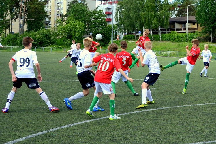 Timin pommi pamahtaa muuriin. FC Haka Junioreiden D13 Mustilla oli mahdollisuus varmistaa Alueliigapaikkansa syyskierrokselle ottelussa TPV Punaisia vastaan. Pelissä oli paljon kyseessä.
