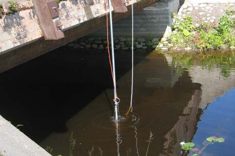 Järven pinta-ala on noin 25 hehtaaria ja suurin syvyys noin metrin. Eteläistenjärven rantaviivan pituus on 4,4 kilometriä. Järven tilavuus keskisyvyydellä 0,5 m on 175 000 m³.