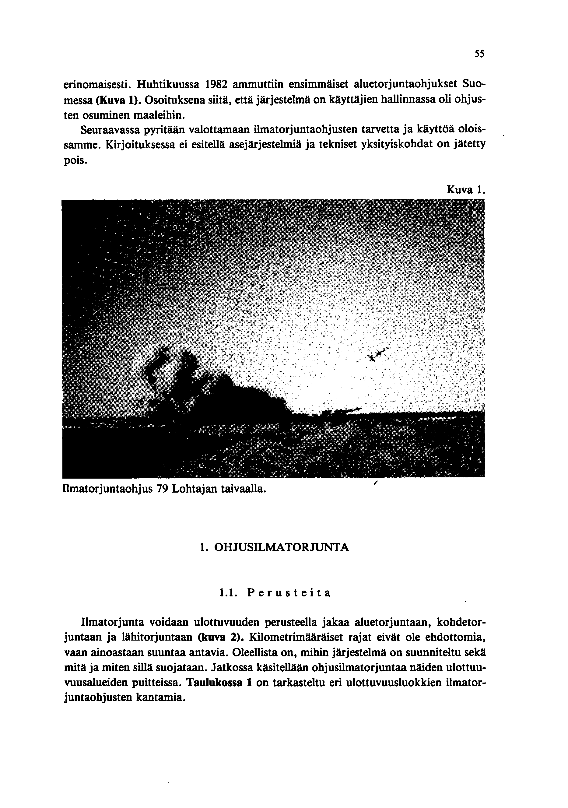 erinomaisesti. Huhtikuussa 1982 ammuttiin ensimmäiset aluetorjuntaohjukset Suomessa (Kuva 1). Osoituksena siitä, että järjestelmä on käyttäjien hallinnassa oli ohjusten osuminen maaleihin.
