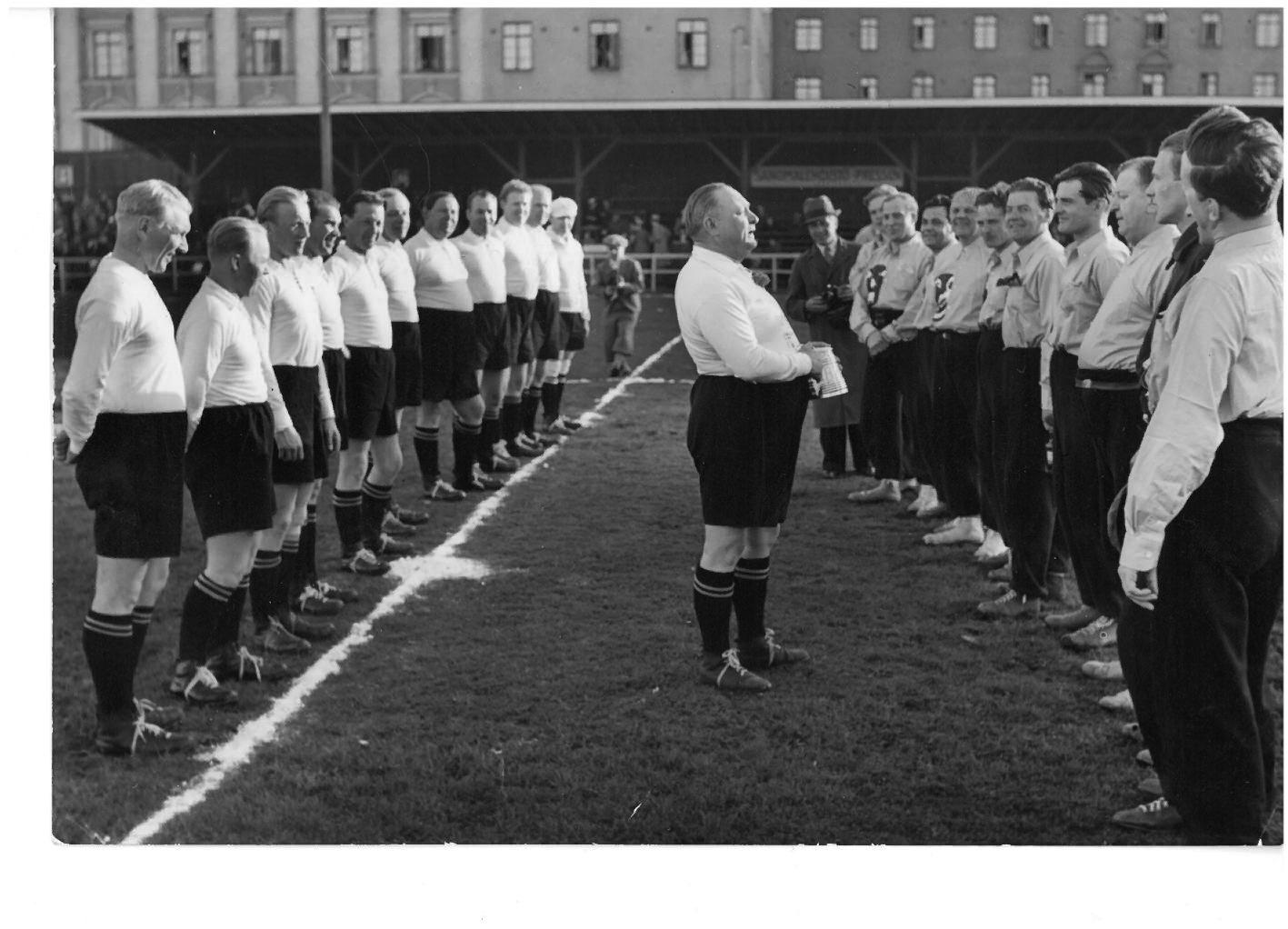 Foto 3. Estonia ja Soome Rahvusteatri meeskonnad 19. mail 1936.