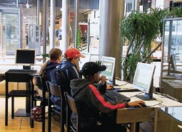 Luodakseen yhä parempaa palvelua kirjastot tekevät yhteistyötä sekä keskenään että yli kuntarajojen. Esimerkkejä ovat tietojärjestelmät, www-palvelut ja aineistojen kuljetukset.