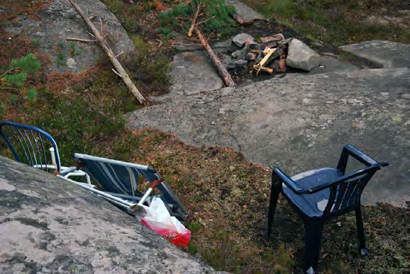 Kuva 6. Nuotiopaikka alueen länsireunalla pienen kallioseinämän alla; muutoin ihmisen jälkiä ei juuri polku-uria lukuun ottamatta näkynyt. Linnusto ja muu lajisto 8.7.