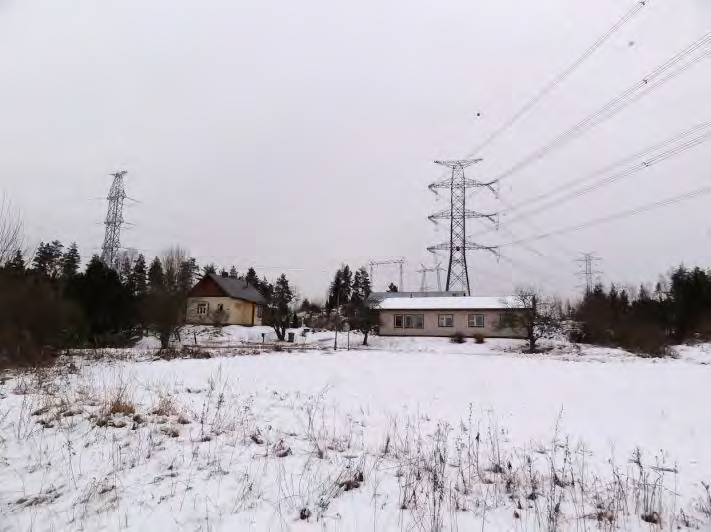 128 400 + 110 kv voimajohto Hikiä Orimattila massa siten, että uusi voimajohto sijoittuu nykyisiä voimajohtoja lähemmäksi rakennuksia (Kuva 82).