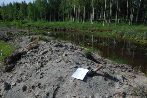 GEOLOGIAN TUTKIMUSKESKUS 2 2 MATERIAALIT JA MENETELMÄT 2.1 Näytteenotto Mikael Eklund ja Timo Tarvainen ottivat näytteet 3.6.2013 Suurpellon läpi virtaavan Lukupuron rannalta.