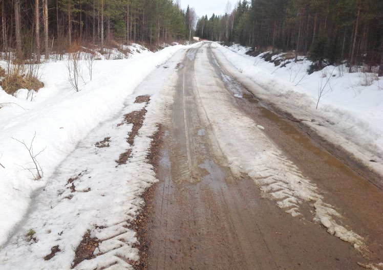 5 Keväthoito edistää tien kuivumista Lumen sulaminen aiheuttaa metsätielle pintakelirikkoa. Ellei sulamisvesiä saada pois, lätäköt pehmentävät pintakerroksen ja se menettää kantavuutensa.