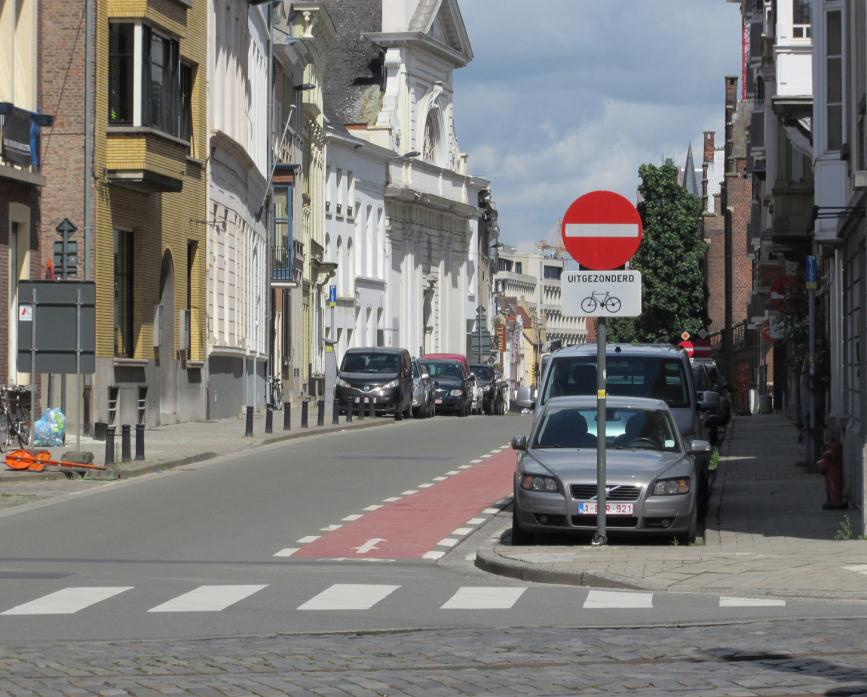 32 rällä ajo sallitaan lisäkilvellä. Pyöräily yksisuuntaisella kadulla on turvallista, koska autoilijat ja vastaan ajavat pyöräilijät näkevät toisensa.