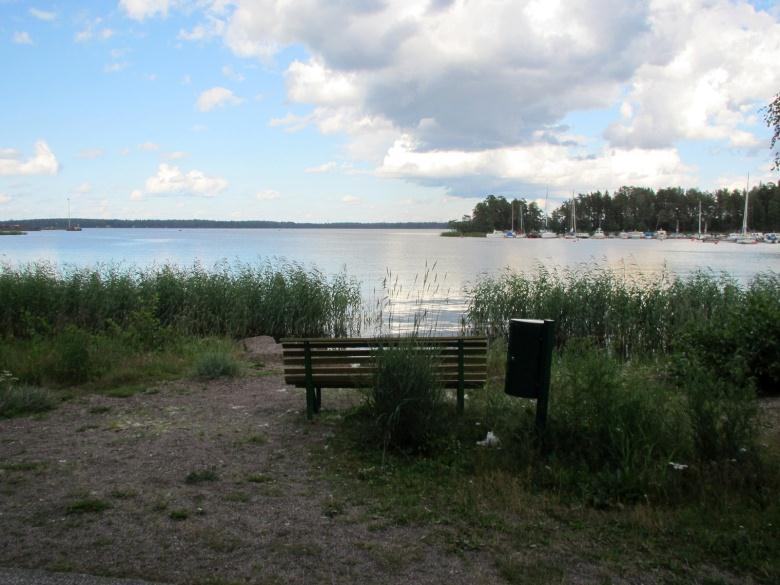 66 KUVA 16. Lammenpolku kulkee Valkonlahden rantaa pitkin Välikaistalliset väylät ovat viihtyisiä ja liittymäratkaisut usein pyöräilylle suotuisia (KUVA 17).