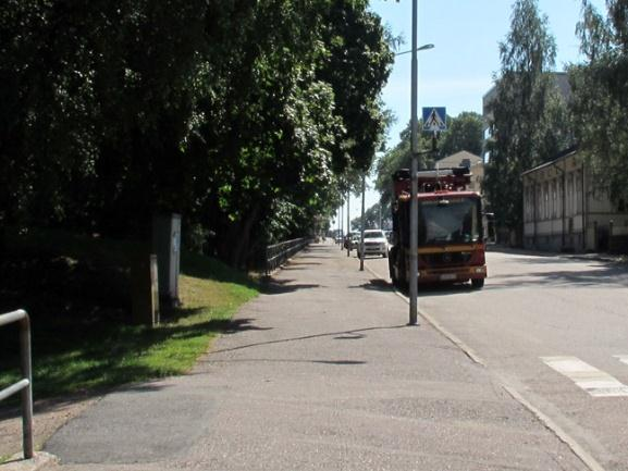 84 kevyen liikenteen väylän ulkopientareella.