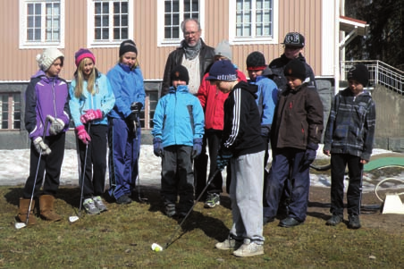 Juniorit golfin pariin Teksti: MINNA MÄKINEN Nokia River Golfissa toimii aktiivinen junioritoiminta.