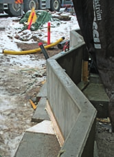 8. räselementille paljolti Lempäälässä liuotinohenteisella maalilla. WQ-palkkien alalaipat on suojattu työmaalla vesiohenteisella maalilla betonitöiden jälkeen.