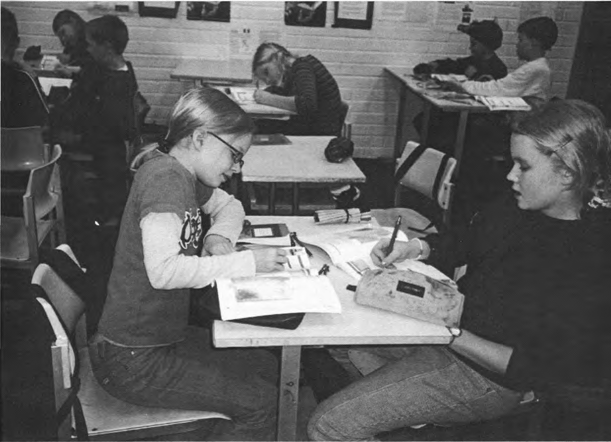 Uhusiano Newsletter 112003 opettajalle. Tunti päättyi ja vaihdoimme luokkaa, jossa alkoi matematiikan tunti. Etenimme yhden aukeaman. Siinä käsiteltiin harpin kä yt töä.
