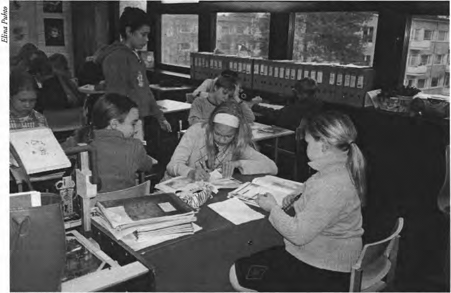 Uhusiano Newsletter 112003 Fifth graders talk about the everyday life in the school Elina Puhto Some pupils of Helsingin Suomalainen Yhteiskoulu tel1 about cheir day in the school.