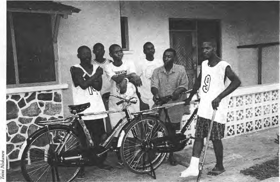 Uhusiano Newsletter 1/2003 Puusepät vapaalla! Poijat asuvat rakentamassamme orpojen opiskelijoiden Upendo-kodissa. Carpenters pose with their brand new bikes.