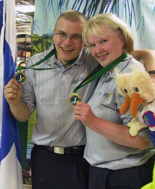 Minna Mäkelä ja Mikko Ylitalo keilasivat hienosti Nuorten MM-kilpailujen All Events mitaleille Guamissa pelatuissa kilpailuissa. Minna otti kirkasta kultaa, Mikko hieman himmeämpää pronssia.
