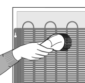 Underhåll och rengöring Automatisk avfrostning av kylskåpet Kylskåpet behöver inte avfrostas, eftersom is som ansamlas på innerväggen längst bak avfrostas automatiskt.