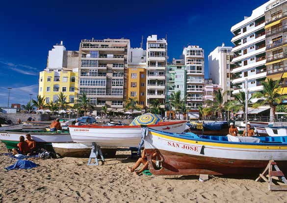 Las Palmas Saaren monipuolisessa pääkaupungissa voit yhdistää kaupunki- ja rantaloman. Las Canterasin ranta ravintoloineen ja pitkine rantakatuineen on Las Palmasin sydän.