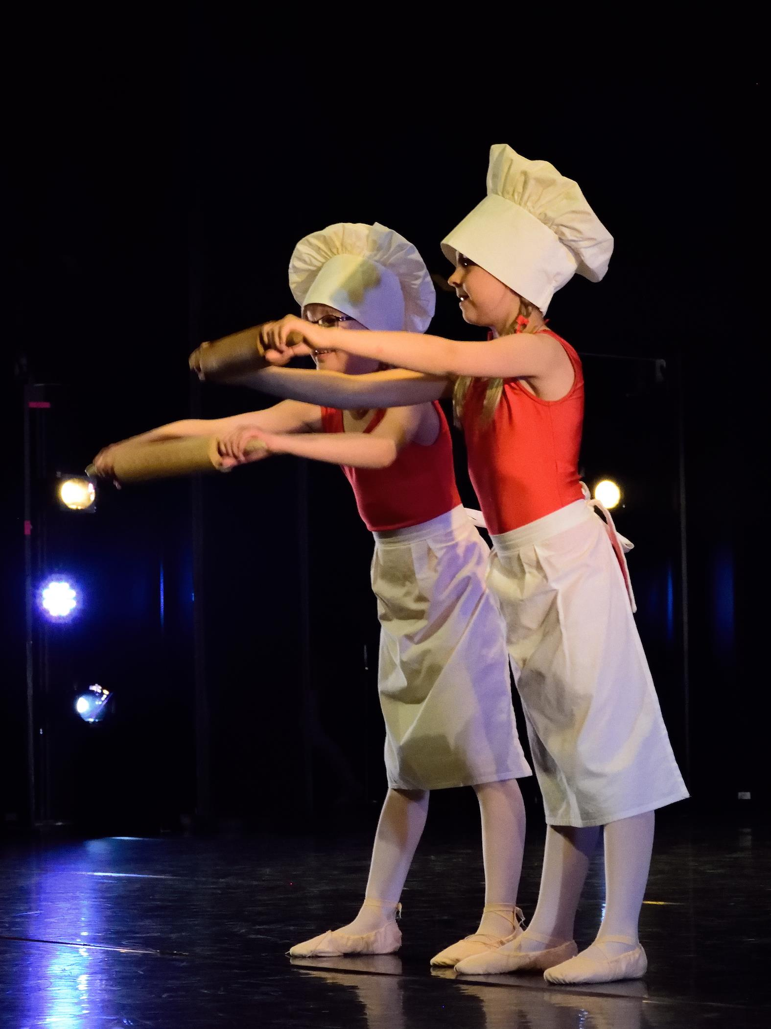 KAINUUN MUSIIKKIOPISTON BALLET KAUKAMETSÄ Ballet Kaukametsä antaa tanssin perusopetusta ja eri-ikäisille tanssijoille tarjotaan mahdollisuus monipuoliseen ja kehittävään harrastukseen, joka tuo
