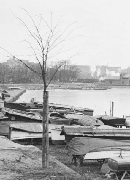 Vuoden 1934 valokuvasta näkee selvästi, että rantatyöt ovat vielä kesken. Sortuma on vielä korjaamatta. Pengerrykset ja portaatkin ovat vielä kesken.