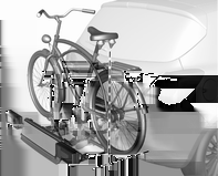 Säilytys 63 Kiinnitä poljinvarsi pidikkeeseen kiertämällä kiinnitysruuvia. Sijoita pyöräkiinnikkeet siten, että polkupyörä on suurin piirtein vaakasuorassa.