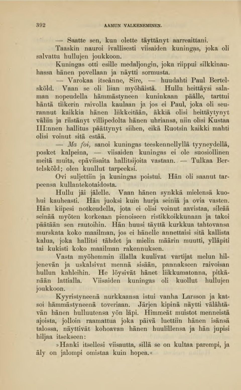 Hullu heittäysi salaman nopeudella hämmästyneen kuninkaan päälle, tarttui häntä tiikerin raivolla kaulaan ja jos ei Paul, joka oli seurannut kaikkia hänen liikkeitään, äkkiä olisi heittäytynyt väliin