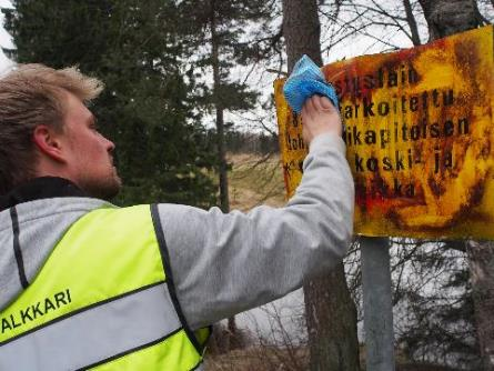 Kuva 7. Jokivarren yleisilmeestä huolehtimista ja roskien keruuta. 2.