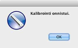 Skannerin kalibrointi 6 Pitele kalibrointiarkkia sen reunoista ja aseta se paperinsyöttörakoon kuvan mukaisesti. Valitse OK.