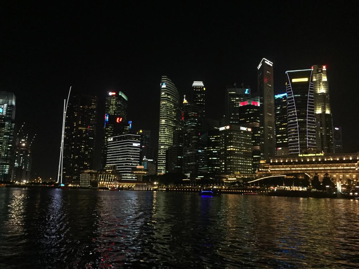 Singaporen keskustan pankit. Ruokakulttuuri on ehkä vielä yksi mainitsemisen arvoinen asia. Ruoka on niin sanotuilla food courteilla erittäin edullista.