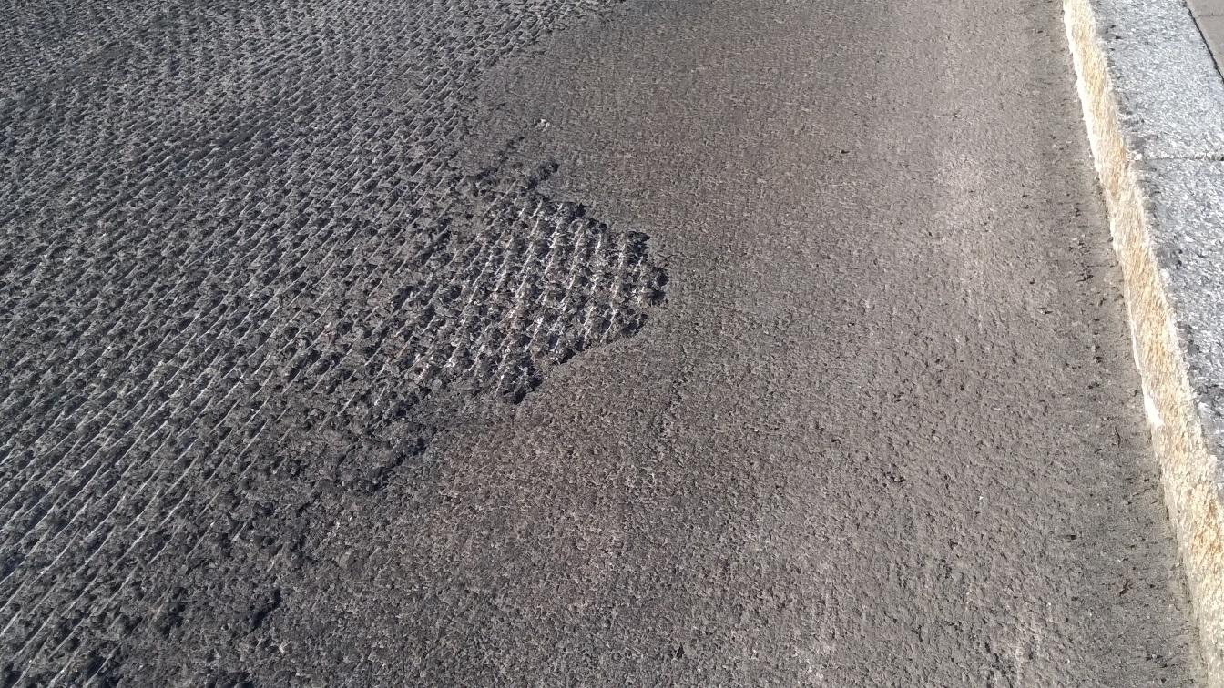 etenkin kaistojen reunoilla, mikä on voinut aiheuttaa poikkiprofiilin erikoisen muodon, kun asfalttimassaa on levitetty vakiopaksuisena. Jyrsitty pohja ei ole täysin tasainen Kuva 39.