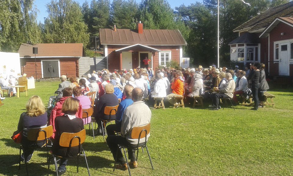 kinä Äkkinäiset lauluryhmän ja Hanuripartion kesäsunnuntaisin Pirilän lavalla tahdittamat lauluillat, jotka kasvattavat suosiotaan vuosi vuodelta.