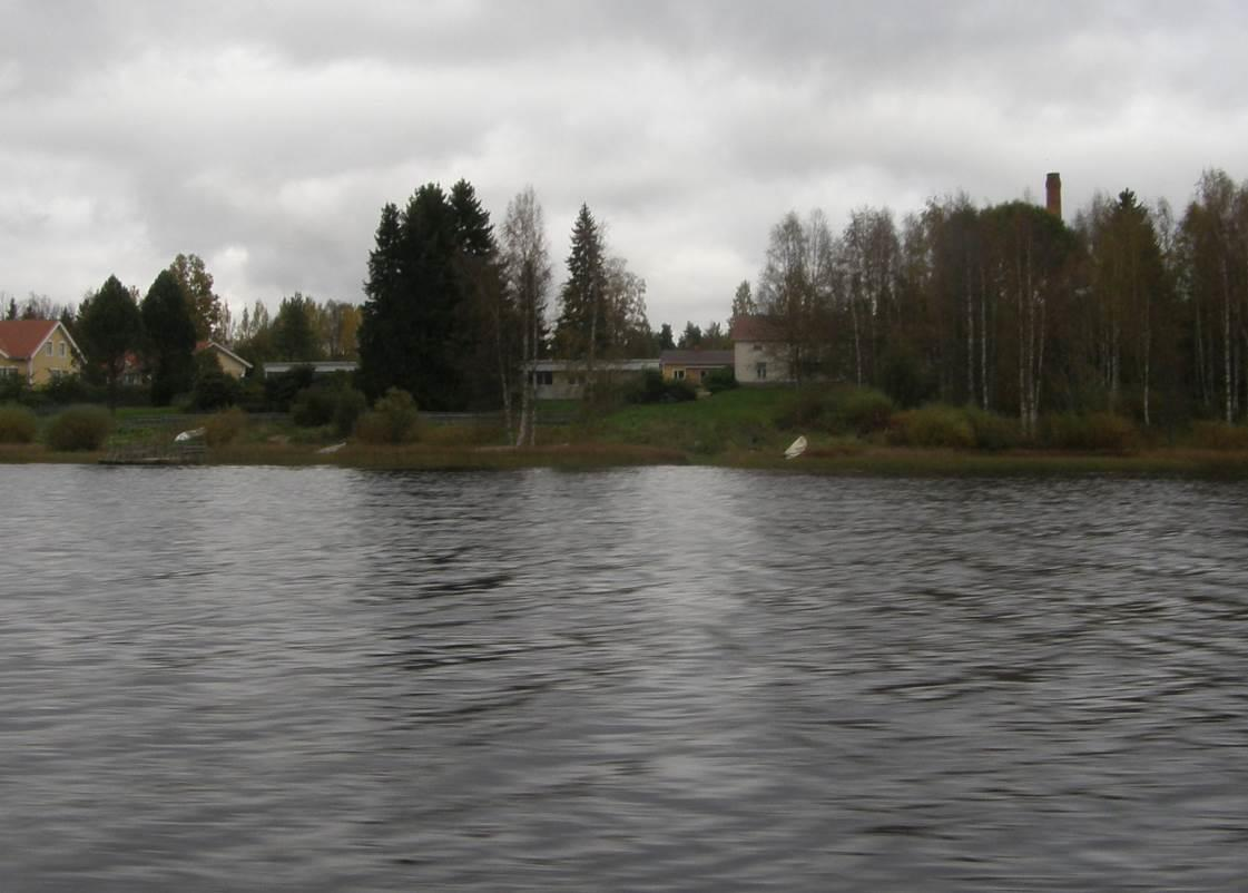 3 LÄHTÖKOHDAT 3.1 Selvitys suunnittelualueen oloista 3.1.1 Alueen yleiskuvaus Suunnittelun kohteena oleva kortteli 210a sijaitsee Haapaveden keskustassa Juustomäentien päässä rannassa olevilla kiinteistöillä.