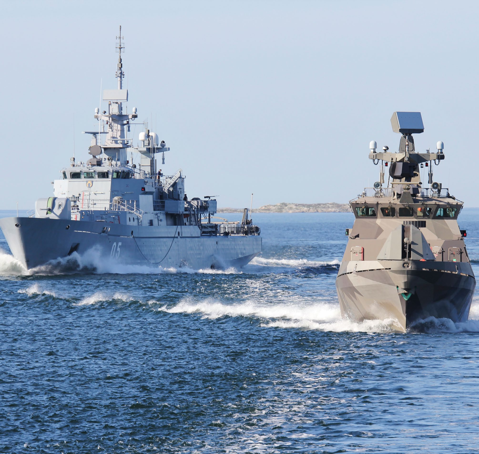 Hämeenmaa-luokan miinalaiva (vas.) ja Hamina-luokan ohjusvene. (oik.