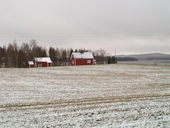 Nuorisoseurataloa vastapäätä sijaitseva nykyisin asuinkäytössä oleva rakennus on aiemmin ollut kunnantalon ja leipomona.