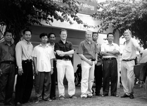 Suomalaisia neuvonantajia ja Kambodzan ensimmäisen systemaattiseen ensirekisteröintiin perustetun toimiston henkilökuntaa Takeon provinssissa.
