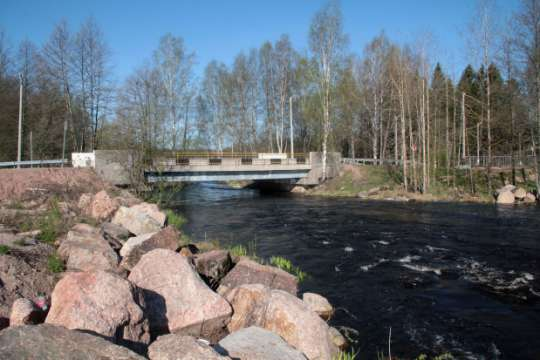 Talin kylän raja tulee vastaan melko pian etulinjan jälkeen. Kylä on venäjäksi Пальцево.