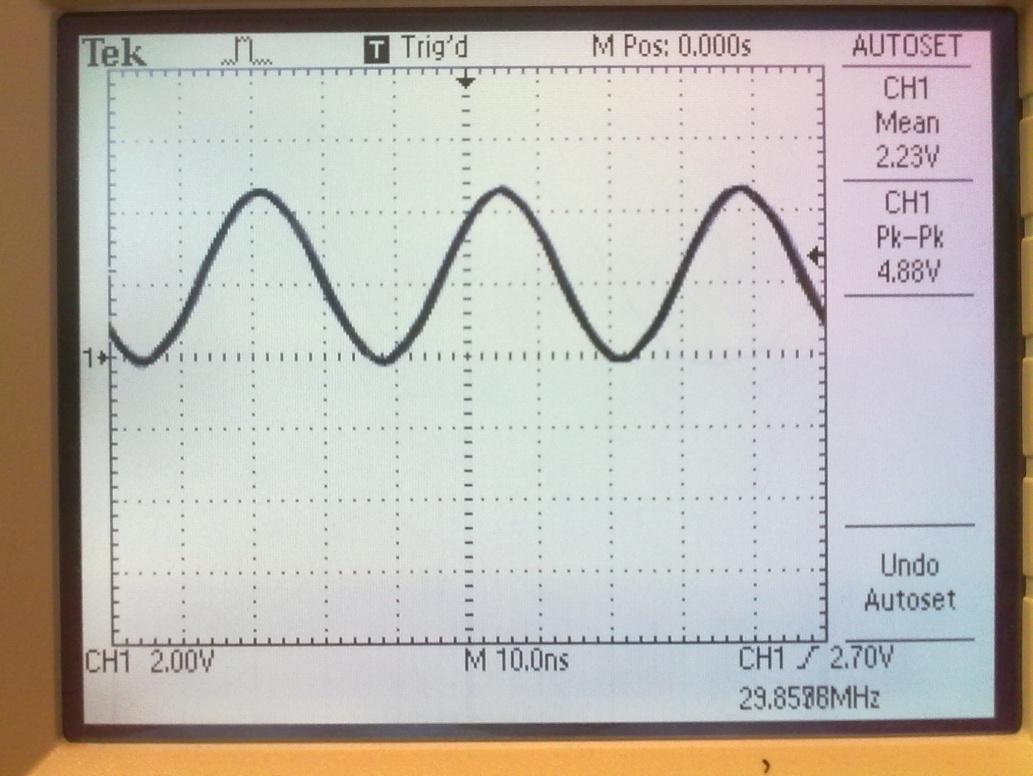 Kuva 19. VCO:n ulostulo kondensaattori kytkettynä. 3.4 Vaihevertailija, PFD PFD:n testaus toteutettiin siten, että molempiin sisäänmenoihin kytkettiin funktiogeneraattorit.