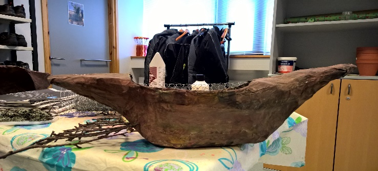 Ensimmäiseksi kävimme mittaamassa liikuntasalin leveyden ja pituuden. Sen jälkeen teimme pohjapiirustuksen, johon aloitimme tilan suunnittelun.