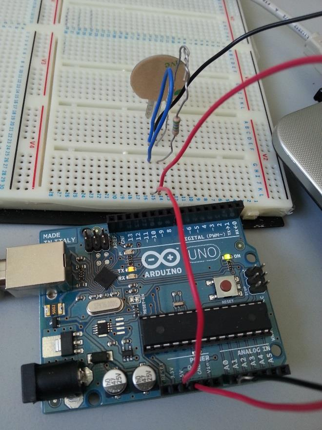 5 TYÖN VAIHEET KUVA 14. Arduino, jolla mitataan painesensorilta dataa Itse työn toteutus alkaa tutustumalla sulautettuun järjestelmään Arduino Unon avulla.