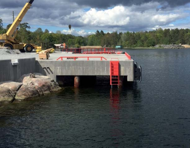 13 HARVOINHAN SITÄ SAA NÄIN LUONNON KESKELLÄ JA RAUHAISALLA ALUEELLA LAITURIHANKKEITA TOTEUTTAA. ERÄS KONEKUSKIKIN BONGASI LÄHISTÖLLÄ UINEEN DELFIININ.