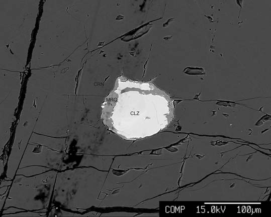 Granaatti-ryhmän ((Mg,Fe 2+,Mn,Ca) 3 Al 2 Si 3 O 12 ) mineraaleja tavattiin yleisesti melko harvakseltaan, mutta parissa näytteessä melko runsaasti.