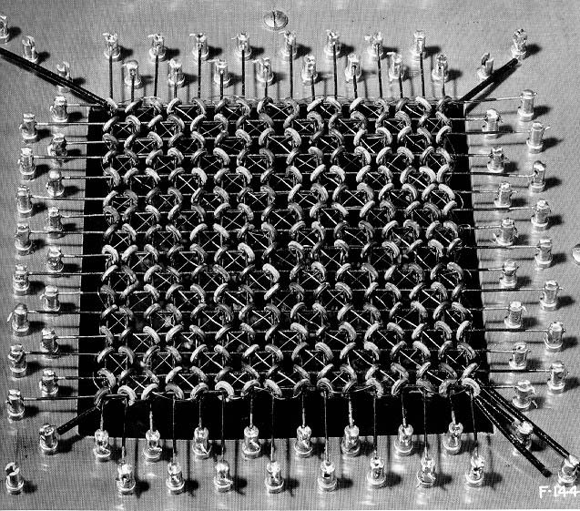 Muistien historiaa Ferriittirengas (core) teknologia 1952, Jay Forrester & Bob Everett, MIT (Whirlwind) tieto