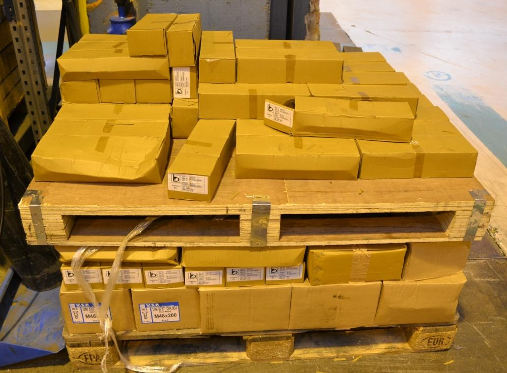 39 Tällä hetkellä toimittaja jättää tuotteita myös väärille paikoille, jolloin syntyy epäjärjestystä ja asennustila pienenee. Kuvassa 33 on tyypillinen toimittajan tapa tuoda bulk-osia asennukseen.