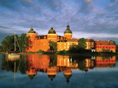 schwedisch Schlösschen Gripsholm aufbricht, sehen die Bedingungen dafür auch ideal aus. Die Muse, die ihn küssen soll, hat der Autor in Person seiner hübsch Freundin Lydia gleich mitgebracht.