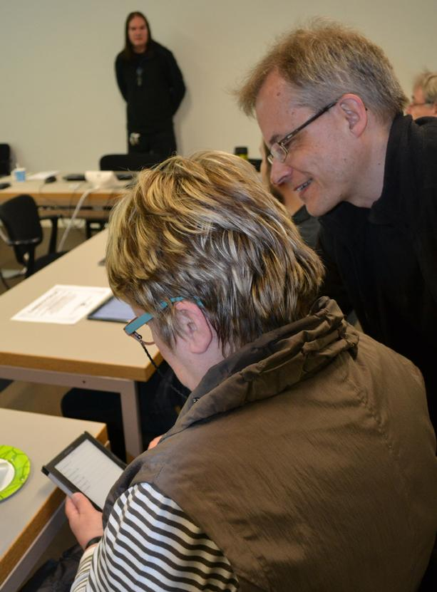 Teijo Kuvaja (oikella) opettaa padin käyttöä. Teijo: Opiskelin suomen kieltä ja kirjallisuutta Jyväskylässä ja Oulussa.