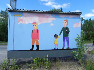 Kuvataidekoulun kesätyöläiset maalasivat bussipysäkkejä Saviolla.